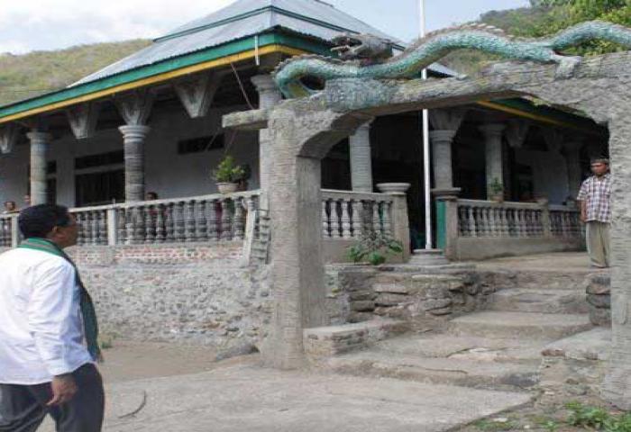 Rumah Raja Pusurebong Dan Pantai Sebanjar